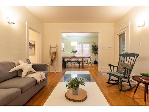 121 1 Street Sw, Medicine Hat, AB - Indoor Photo Showing Living Room