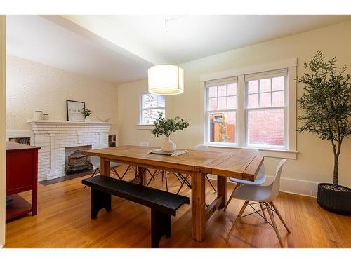 121 1 Street Sw, Medicine Hat, AB - Indoor Photo Showing Dining Room