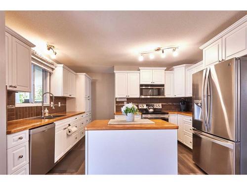 2298 Higdon Avenue Se, Medicine Hat, AB - Indoor Photo Showing Kitchen