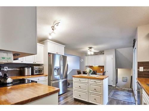 2298 Higdon Avenue Se, Medicine Hat, AB - Indoor Photo Showing Kitchen