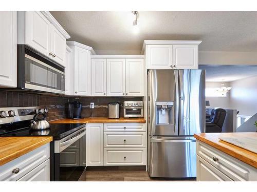 2298 Higdon Avenue Se, Medicine Hat, AB - Indoor Photo Showing Kitchen