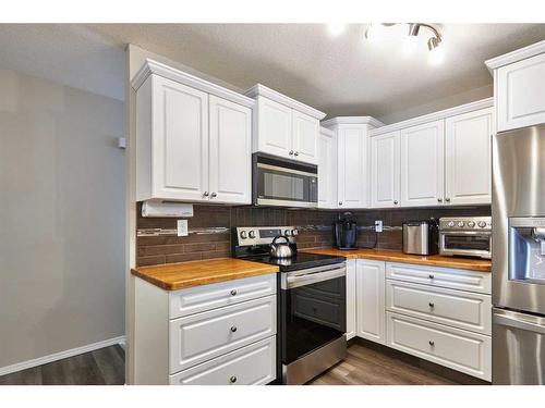 2298 Higdon Avenue Se, Medicine Hat, AB - Indoor Photo Showing Kitchen