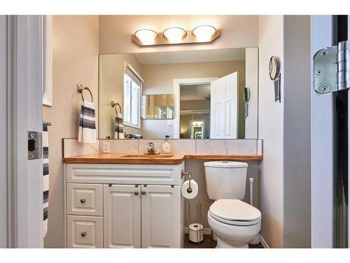 2298 Higdon Avenue Se, Medicine Hat, AB - Indoor Photo Showing Bathroom