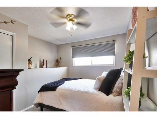 2298 Higdon Avenue Se, Medicine Hat, AB - Indoor Photo Showing Bedroom