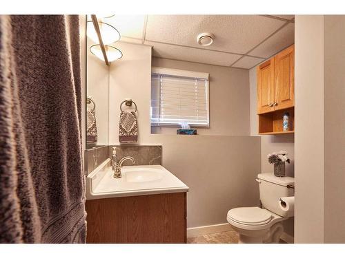 2298 Higdon Avenue Se, Medicine Hat, AB - Indoor Photo Showing Bathroom