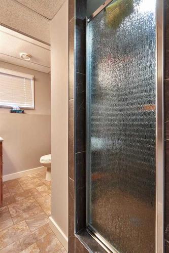 2298 Higdon Avenue Se, Medicine Hat, AB - Indoor Photo Showing Bathroom