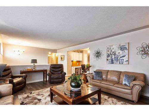 2298 Higdon Avenue Se, Medicine Hat, AB - Indoor Photo Showing Living Room