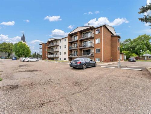 201-130A 2 Street Ne, Medicine Hat, AB - Outdoor With Balcony