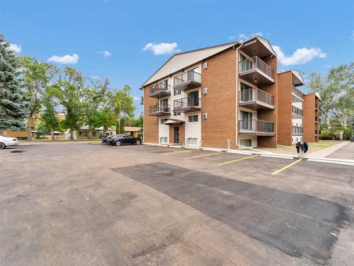 201-130A 2 Street Ne, Medicine Hat, AB - Outdoor With Balcony