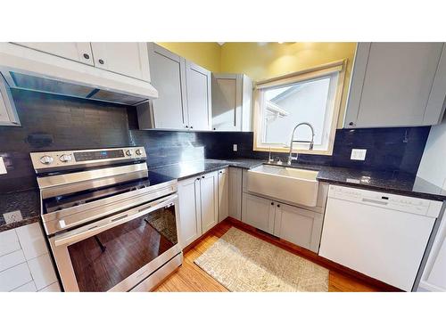 37 Buttercup Court Se, Medicine Hat, AB - Indoor Photo Showing Kitchen