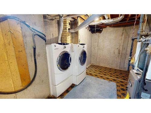 37 Buttercup Court Se, Medicine Hat, AB - Indoor Photo Showing Laundry Room