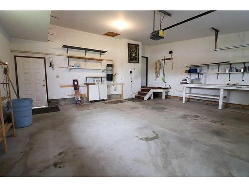 37 Buttercup Court Se, Medicine Hat, AB - Indoor Photo Showing Garage