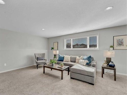 131 Hamptons Way Se, Medicine Hat, AB - Indoor Photo Showing Living Room