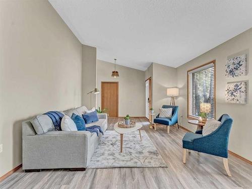 5 Ross View Bay Se, Medicine Hat, AB - Indoor Photo Showing Living Room