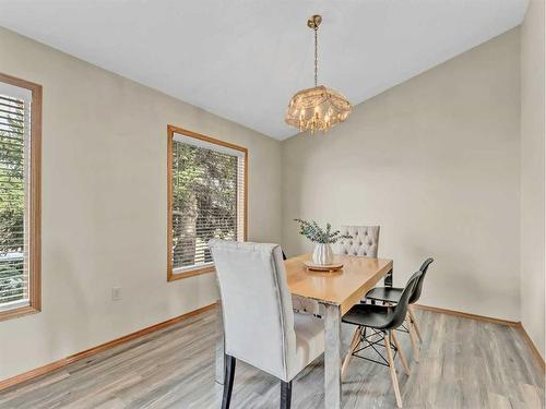 5 Ross View Bay Se, Medicine Hat, AB - Indoor Photo Showing Dining Room