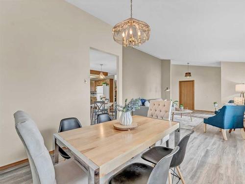 5 Ross View Bay Se, Medicine Hat, AB - Indoor Photo Showing Dining Room