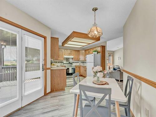 5 Ross View Bay Se, Medicine Hat, AB - Indoor Photo Showing Dining Room