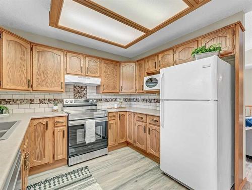 5 Ross View Bay Se, Medicine Hat, AB - Indoor Photo Showing Kitchen