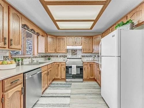 5 Ross View Bay Se, Medicine Hat, AB - Indoor Photo Showing Kitchen With Double Sink