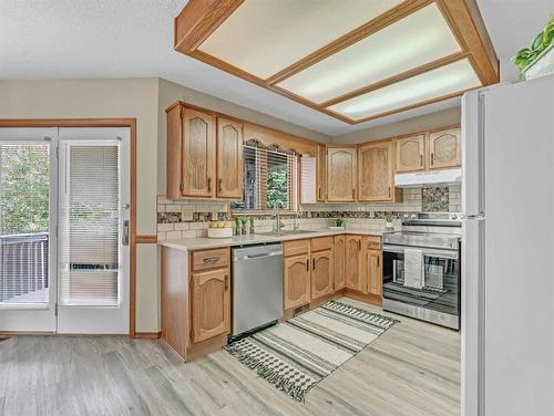 5 Ross View Bay Se, Medicine Hat, AB - Indoor Photo Showing Kitchen