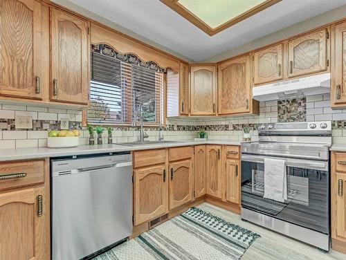 5 Ross View Bay Se, Medicine Hat, AB - Indoor Photo Showing Kitchen