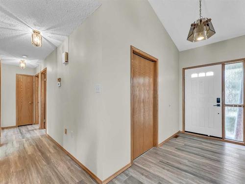 5 Ross View Bay Se, Medicine Hat, AB - Indoor Photo Showing Other Room