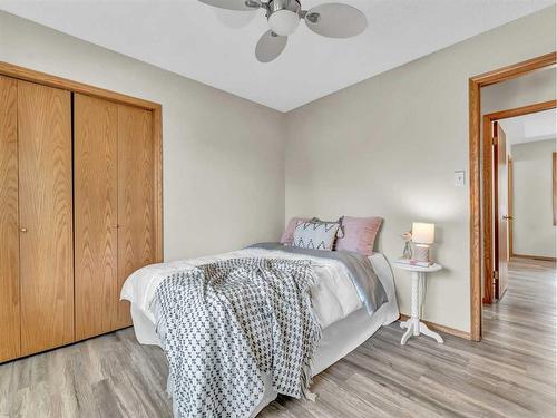 5 Ross View Bay Se, Medicine Hat, AB - Indoor Photo Showing Bedroom