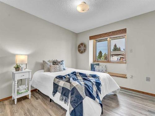 5 Ross View Bay Se, Medicine Hat, AB - Indoor Photo Showing Bedroom