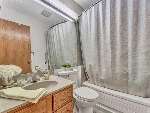 5 Ross View Bay Se, Medicine Hat, AB - Indoor Photo Showing Bathroom