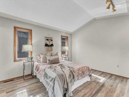 5 Ross View Bay Se, Medicine Hat, AB - Indoor Photo Showing Bedroom