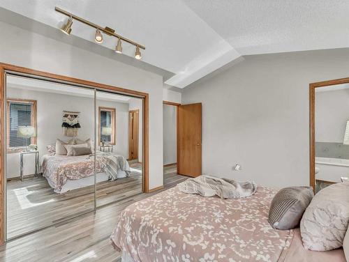 5 Ross View Bay Se, Medicine Hat, AB - Indoor Photo Showing Bedroom