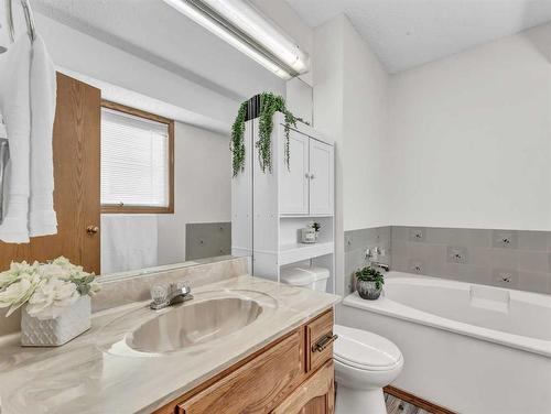 5 Ross View Bay Se, Medicine Hat, AB - Indoor Photo Showing Bathroom