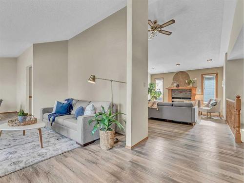 5 Ross View Bay Se, Medicine Hat, AB - Indoor Photo Showing Living Room