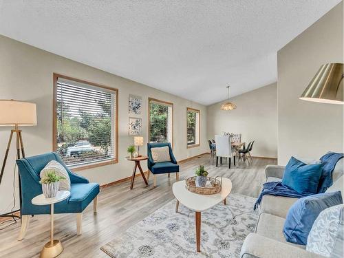 5 Ross View Bay Se, Medicine Hat, AB - Indoor Photo Showing Living Room