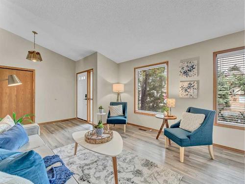 5 Ross View Bay Se, Medicine Hat, AB - Indoor Photo Showing Living Room