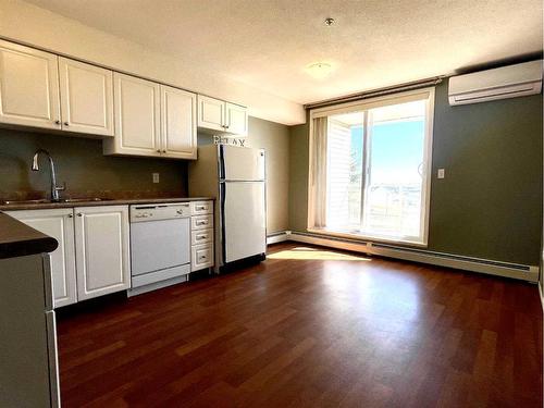 114-1616 Saamis Drive Nw, Medicine Hat, AB - Indoor Photo Showing Kitchen