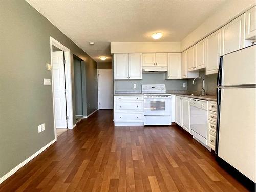 114-1616 Saamis Drive Nw, Medicine Hat, AB - Indoor Photo Showing Kitchen