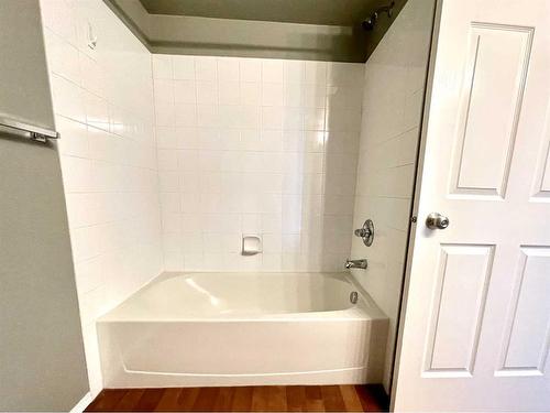 114-1616 Saamis Drive Nw, Medicine Hat, AB - Indoor Photo Showing Bathroom