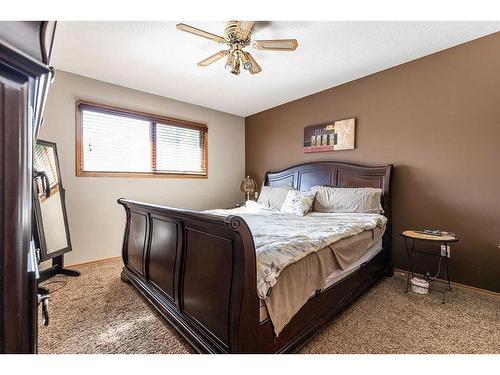 96 Shannon Drive Se, Medicine Hat, AB - Indoor Photo Showing Bedroom