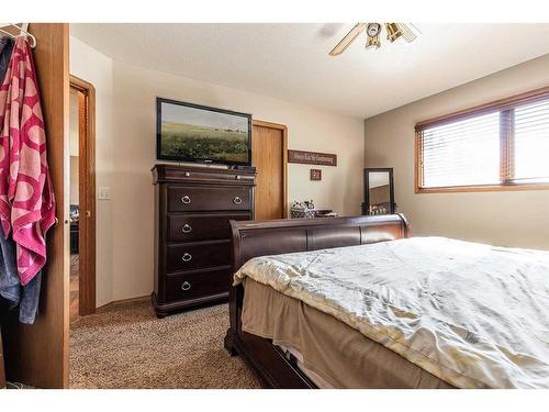 96 Shannon Drive Se, Medicine Hat, AB - Indoor Photo Showing Bedroom