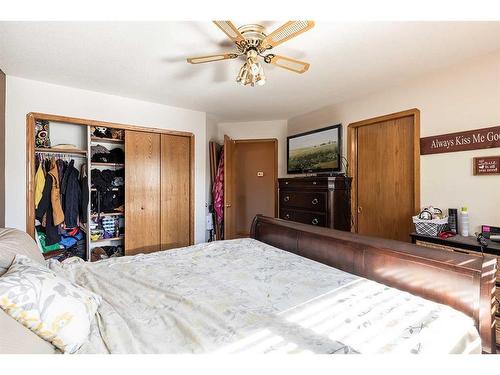 96 Shannon Drive Se, Medicine Hat, AB - Indoor Photo Showing Bedroom