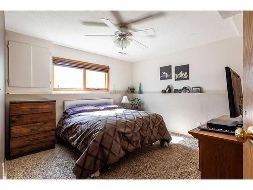 96 Shannon Drive Se, Medicine Hat, AB - Indoor Photo Showing Bedroom