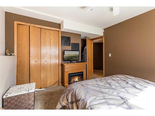 96 Shannon Drive Se, Medicine Hat, AB - Indoor Photo Showing Bedroom