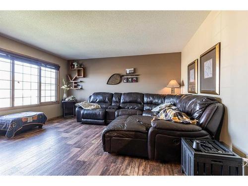 96 Shannon Drive Se, Medicine Hat, AB - Indoor Photo Showing Living Room