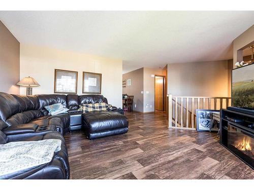 96 Shannon Drive Se, Medicine Hat, AB - Indoor Photo Showing Living Room