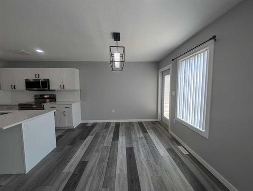 5354 Southlands Drive Se, Medicine Hat, AB - Indoor Photo Showing Kitchen