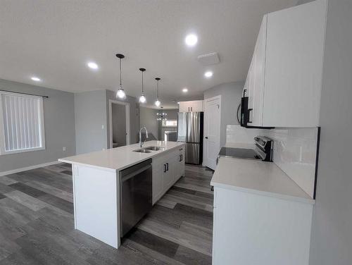 5354 Southlands Drive Se, Medicine Hat, AB - Indoor Photo Showing Kitchen With Double Sink