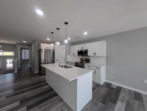 5354 Southlands Drive Se, Medicine Hat, AB - Indoor Photo Showing Kitchen With Double Sink With Upgraded Kitchen