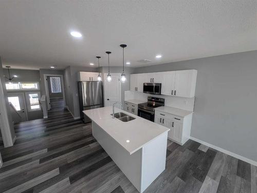 5354 Southlands Drive Se, Medicine Hat, AB - Indoor Photo Showing Kitchen With Double Sink With Upgraded Kitchen