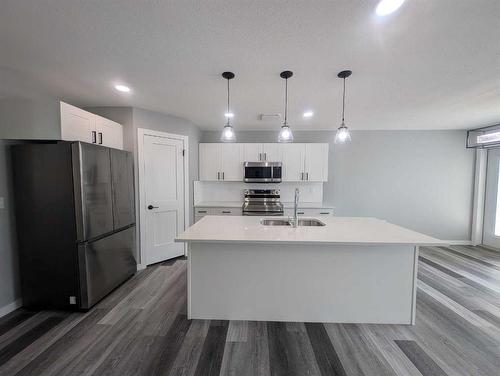 5354 Southlands Drive Se, Medicine Hat, AB - Indoor Photo Showing Kitchen With Upgraded Kitchen